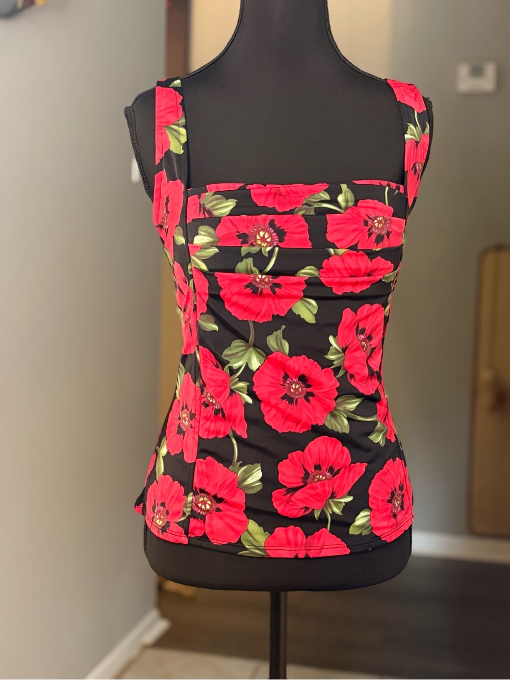 Sleeveless Floral Square-Neck Bikini Top in Black and Red